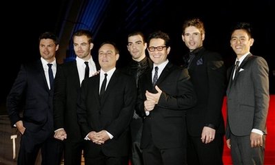 Parte del elenco de la nueva "Star Trek" junto con el director J.J. Abrams